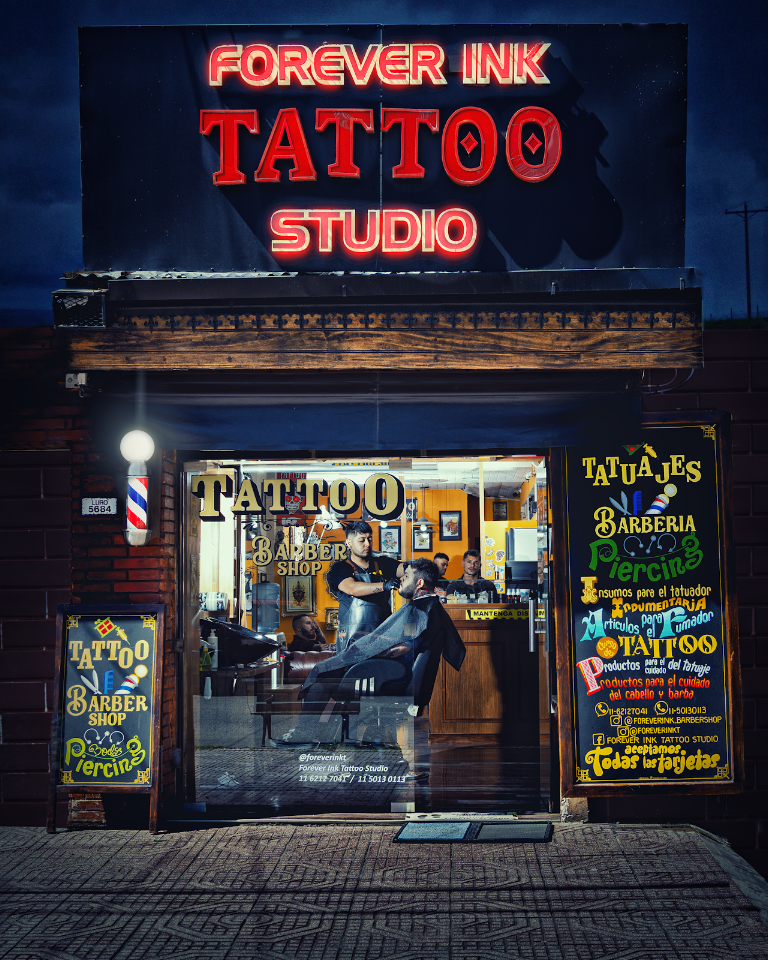Fachada iluminada de Forever Ink Tattoo Studio